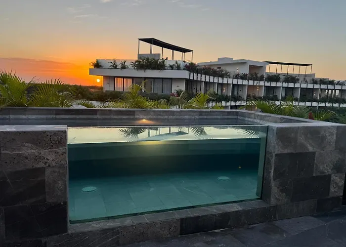 Rooftop Ph, 24Hr Security, Private Pool, 3 King Beds!! 3 Mins To The Beach!!
