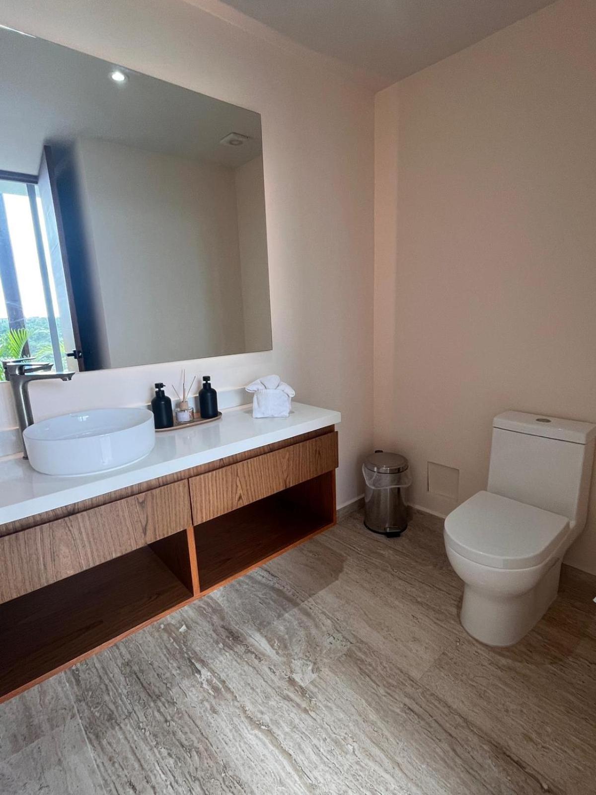 Rooftop Ph, 24hr Security, Private Pool, 3 King Beds!! 3 Mins To The Beach!! *
