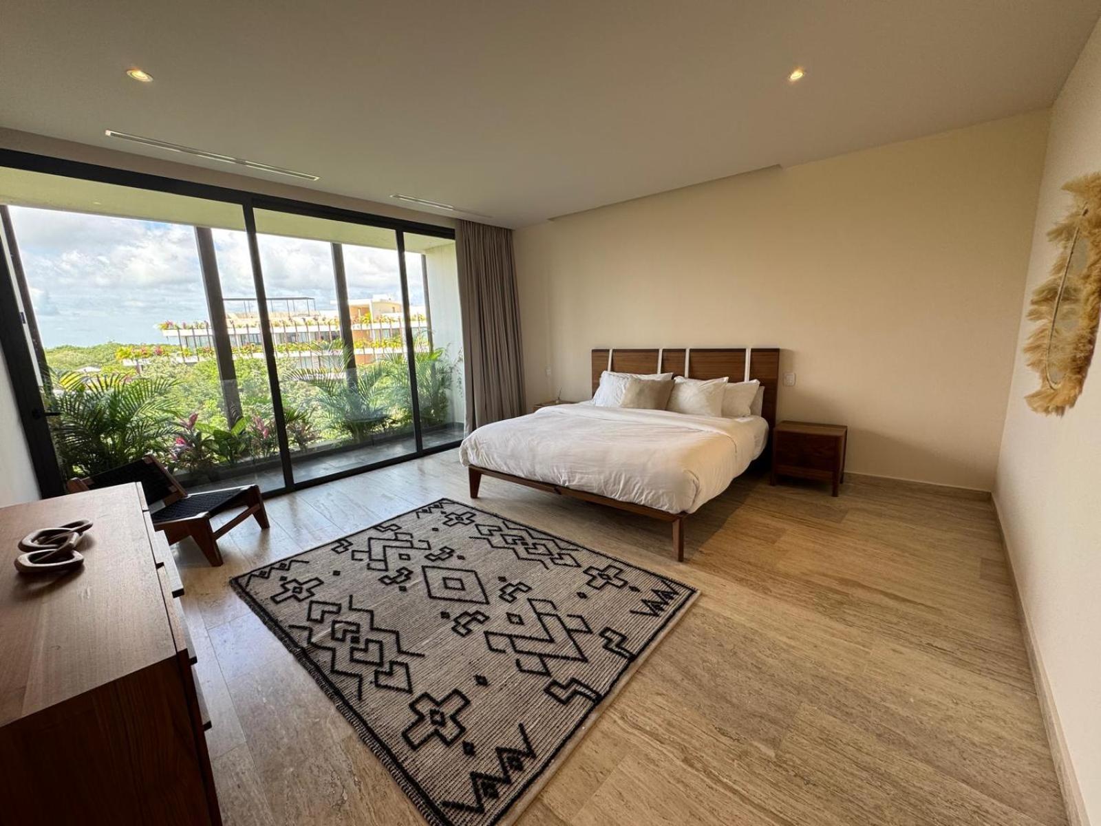 Apartment Rooftop Ph, 24hr Security, Private Pool, 3 King Beds!! 3 Mins To The Beach!! *
