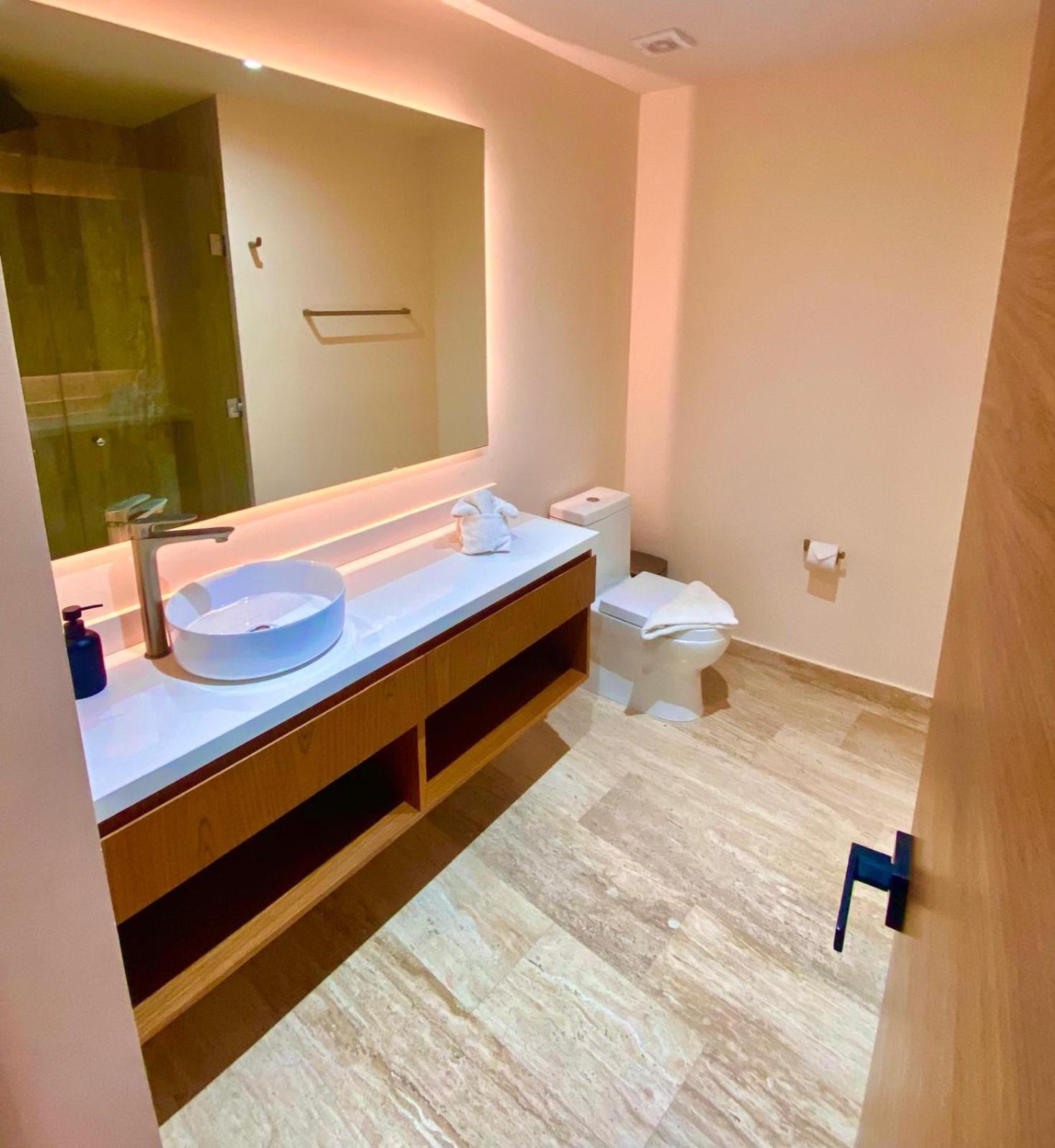 Rooftop Ph, 24hr Security, Private Pool, 3 King Beds!! 3 Mins To The Beach!! Apartment