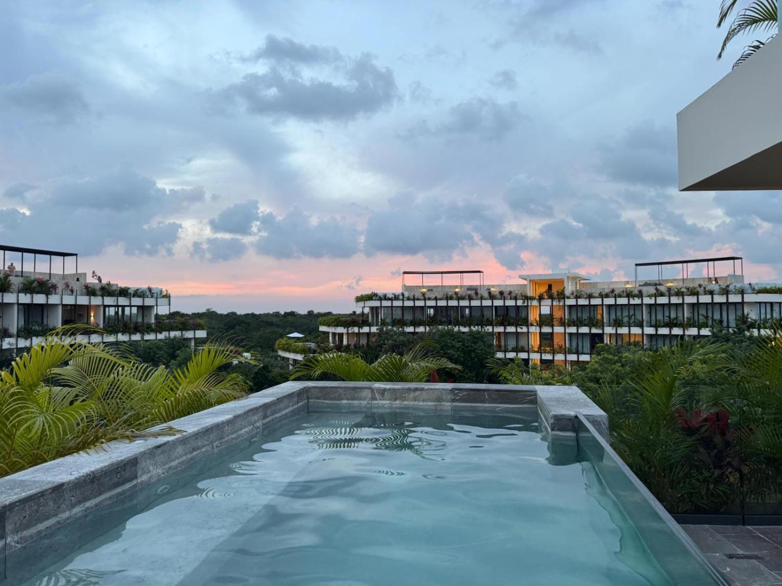 Rooftop Ph, 24hr Security, Private Pool, 3 King Beds!! 3 Mins To The Beach!!