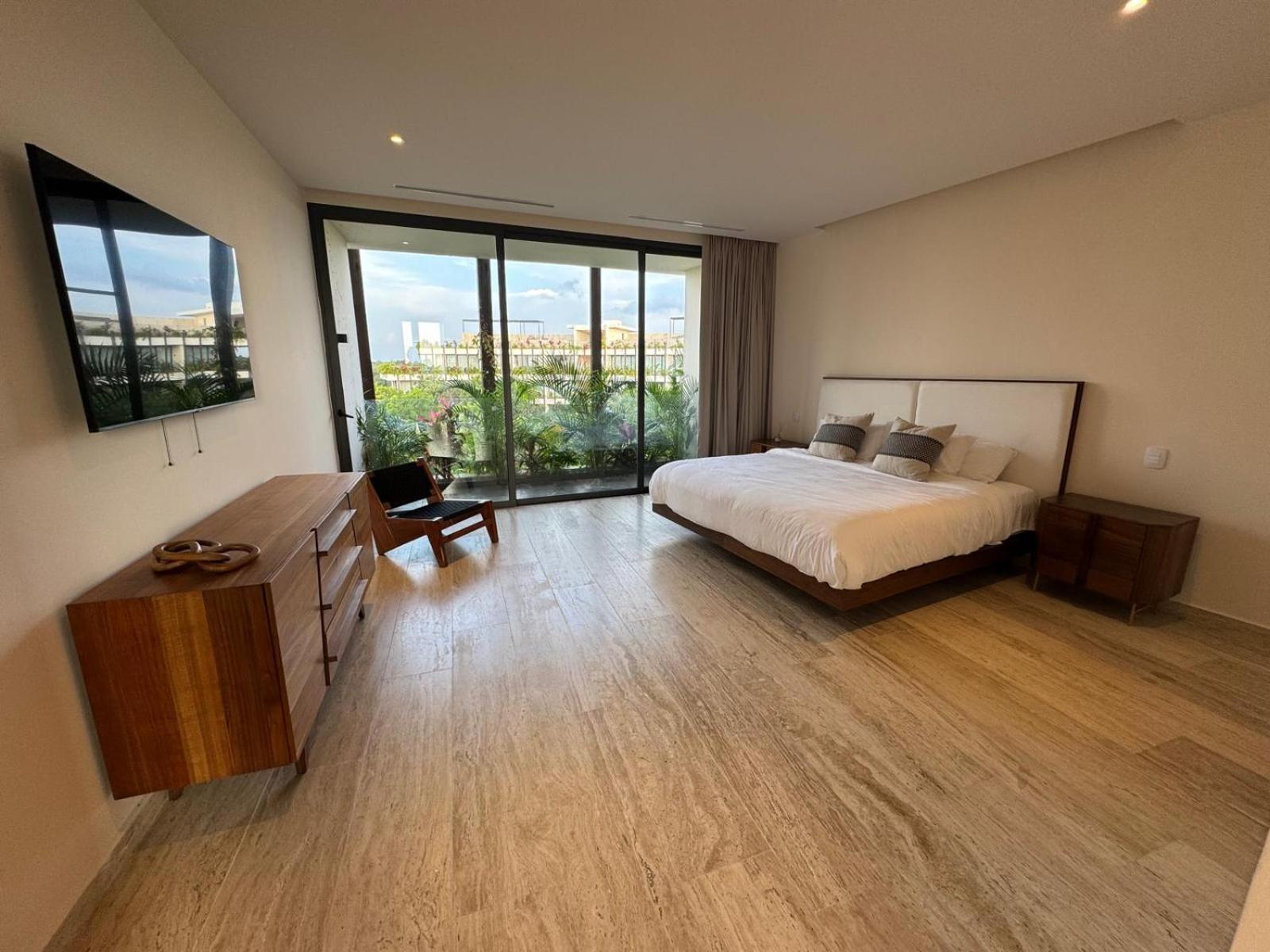 Rooftop Ph, 24hr Security, Private Pool, 3 King Beds!! 3 Mins To The Beach!! *