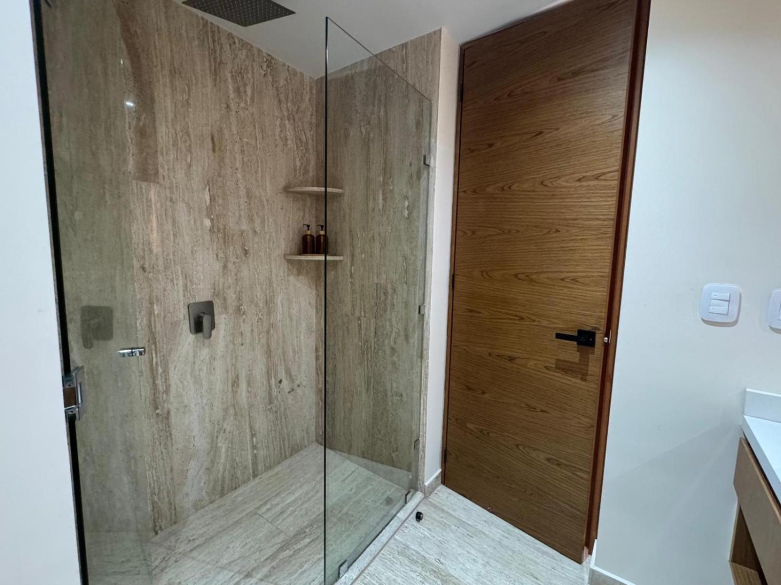Apartment Rooftop Ph, 24hr Security, Private Pool, 3 King Beds!! 3 Mins To The Beach!! *